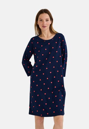 Robe bleu marine en tissu doux, avec un col rond et des manches longues, ornée d'un motif de petits cœurs rouges.