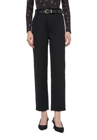 Pantaloni neri a vita alta con una vestibilità ampia, caratterizzati da un design a gamba larga, una cintura elegante con fibbia dorata e tasche laterali.