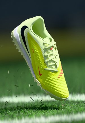 Nike Performance PHANTOM 6 LOW ACAD TF - Műfüves pályára készült futballcipő - hyper crimson/black/limelight