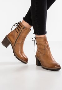 Pier One Botines con cordones - cognac