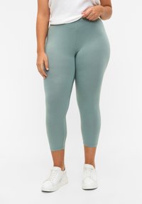 Zizzi 3/4-LENGTH  - Legíny - kalhoty  - chinois green