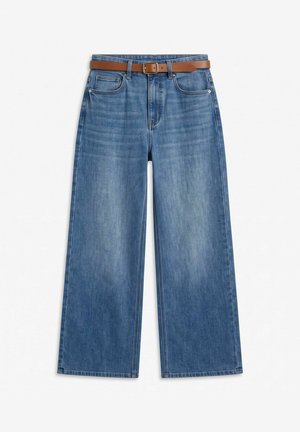 Jean bleu à jambes larges, avec des poches avant, des passants de ceinture et une ceinture en cuir marron, sur fond blanc.