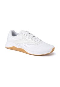 Białe buty sportowe wykonane z oddychającej siateczki o strukturalnej powierzchni. Wyposażone w gumową podeszwę i sznurowanie w kontrastowym kolorze gumy.