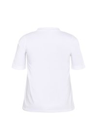 Biały t-shirt z krótkim rękawem wykonany z gładkiej bawełny, z prostym okrągłym dekoltem i podwiniętymi rękawami. Bez grafik i wzorów.