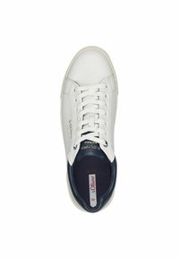 Fehér bőr sneaker kerek orral, fűzős elejével, sötétkék belső résszel és diszkrét logóval az oldalán. Világos színű talppal rendelkezik.
