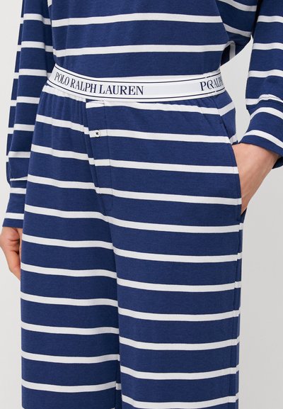 Mornarsko modri prugasti lounge hlače iz mehke tkanine, z belim elastičnim pasom na katerem je natisnjeno "POLO RALPH LAUREN" ter stransko žepom.