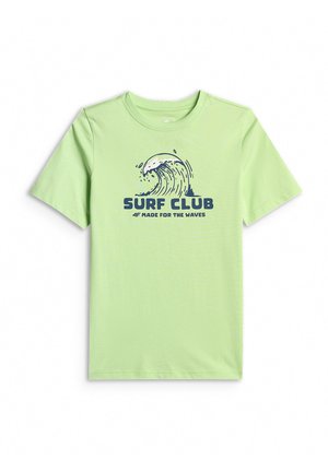 Jasnozielona koszulka z krótkim rękawem z ciemnoniebieską falistą grafiką i napisem "SURF CLUB" oraz "4F MADE FOR THE WAVES" z przodu.