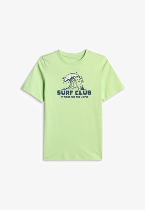 Jasnozielona koszulka z krótkim rękawem z ciemnoniebieską falistą grafiką i napisem "SURF CLUB" oraz "4F MADE FOR THE WAVES" z przodu.