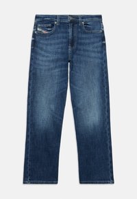 Σκούρο μπλε τζιν με ίσια γραμμή, διαθέτει πέντε τσέπες και διακριτική ξεθώριαση στους μηρούς για επιπλέον υφή.