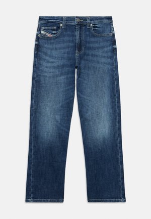 Tamno plave traperice ravnog kroja s pet džepova i suptilnim blijeđenjem na bedrima za dodatnu teksturu.