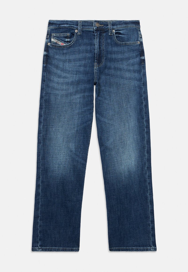 Σκούρο μπλε τζιν με ίσια γραμμή, διαθέτει πέντε τσέπες και διακριτική ξεθώριαση στους μηρούς για επιπλέον υφή.