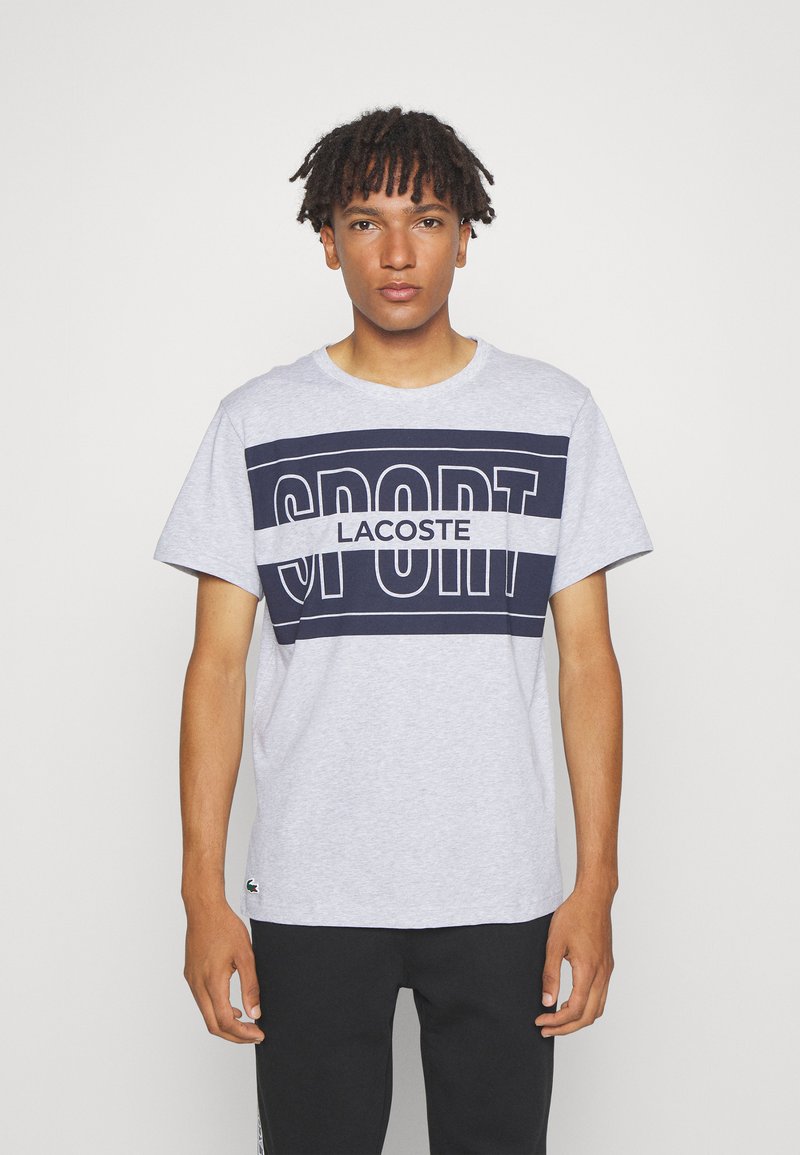 Lacoste SPORTS T SHIRT LOGO GRAPHIC Camiseta Estampada Gris Chine lacoste-sports-t-shirt-logo-graphic-camiseta-estampada-gris-chine