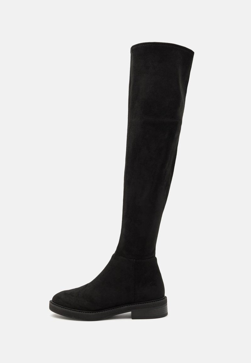 Cizme negre din suede, până la genunchi, cu vârful rotund și un toc mic, având o textură netedă și fără accesorii sau elemente de fixare vizibile.