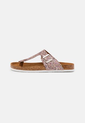 Sandale tong scintillante en rose doré pour femme avec bride réglable à boucle, semelle en liège et semelle blanche, vue de profil sur fond blanc.