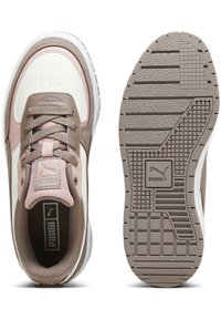 Lätta sneakers med en slät vit lädertå, mjuka beige och rosa accenter, ventilerande mesh-paneler och strukturerad gummisula.