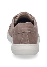 Scarpa slip-on in suede marrone con punta rotonda, collo imbottito e suola in gomma bianca, caratterizzata da dettagli di cucitura discreti sul retro.