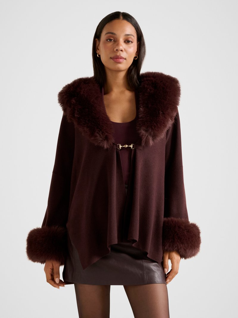 Burgundia toonitud ümberpõimitav mantliga, millel on kunstkarusnahast krae ja mansetid; esiküljel kuldse tooniga kinnitus, disainitud lõdva istuvuse ja voolava siluetiga.