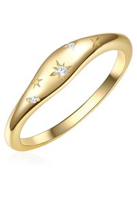 Zlati prstan z gladko, ukrivljeno obliko, ki vsebuje pet majhnih diamantov, vključno z zvezdastimi poudarki in polirano površino.