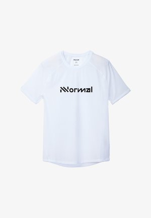 Camiseta deportiva blanca hecha de tela transpirable. Presenta un cuello redondo, mangas cortas y el texto negro "Normal" en el pecho.