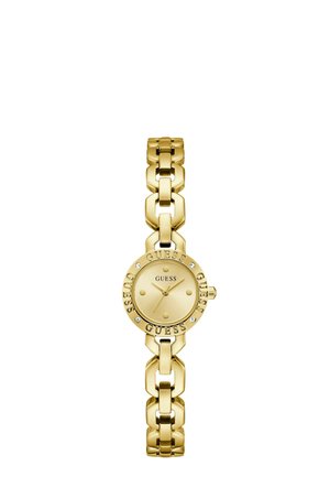 Reloj de pulsera Guess en tono dorado con brazalete enlazado, esfera redonda, esfera minimalista, cuatro acentos de cristal y "GUESS" grabado en el bisel.