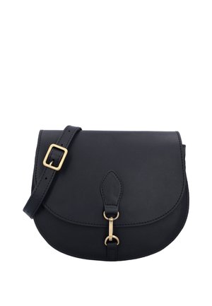Čierna kožená kabelka cez rameno s zaoblenou klopou, zapínaním na pracku v zlatej farbe a nastaviteľným popruhom so zlatou prackou.