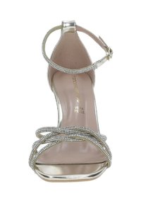 Sandal con tacco alto argento con una finitura metallica lucida, caratterizzata da più cinturini texturizzati decorati con piccoli cristalli trasparenti.