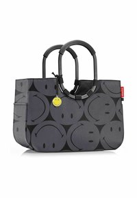 Zwarte tote bag met gebogen handvatten, voorzien van een herhalend patroon van glimlachende gezichten in antracietgrijs. Inclusief een gele glimlachende charme.