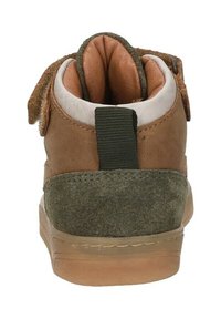 Bruine leren en groene suede sneakers met een gewatteerde kraag en een trekstrip achteraan. Ronde vorm, rubberen zool en gestikte details.
