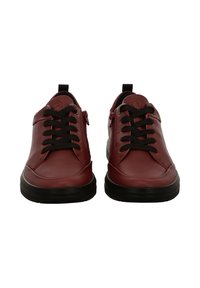 Burgunderfarbene Leder-Sneaker mit schwarzen Schnürsenkeln, runder Zehenpartie und Gummisohle. Verfügt über seitliche Reißverschlüsse und strukturierte Akzente an den Seiten.