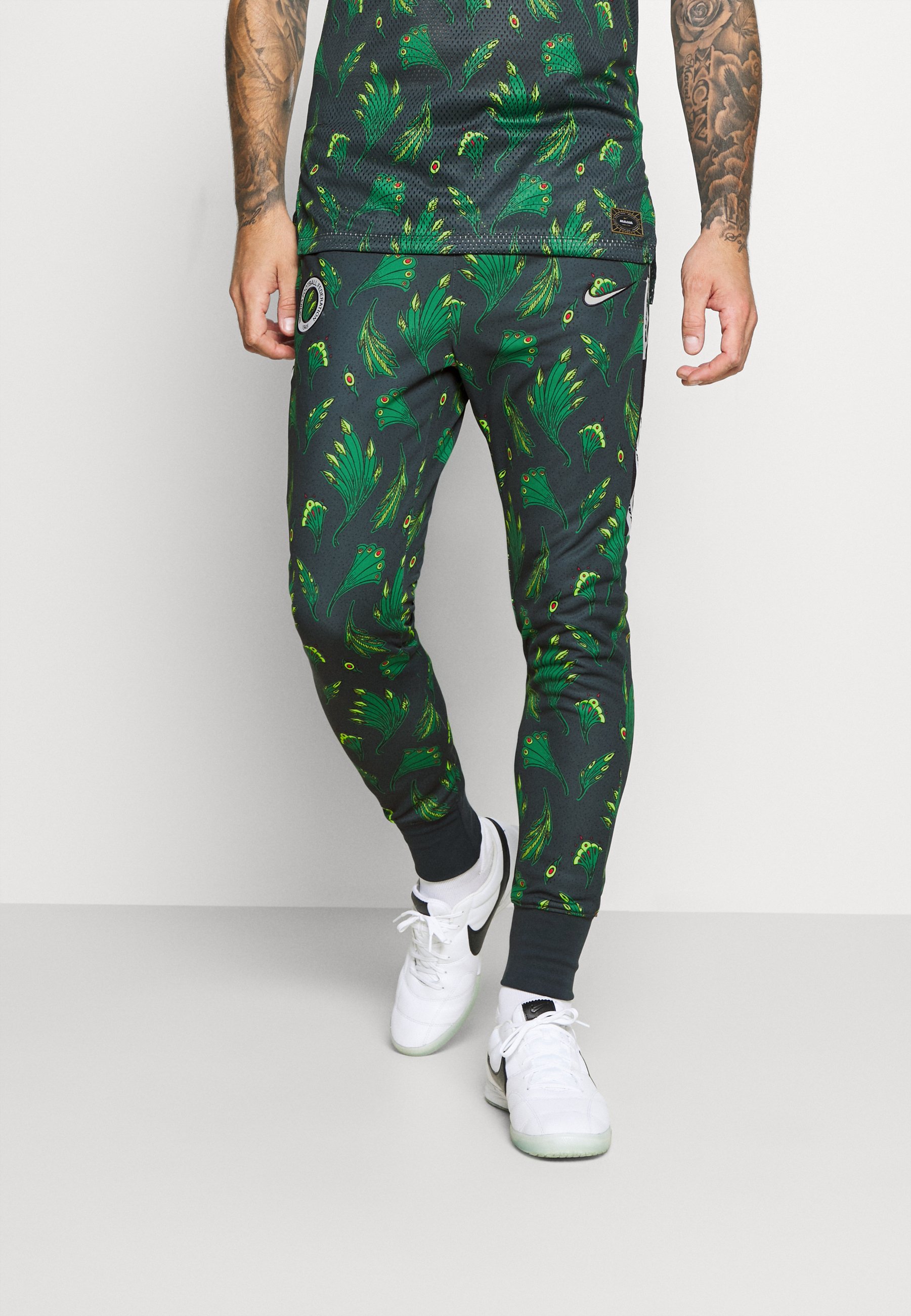 nike green and white tracksuit