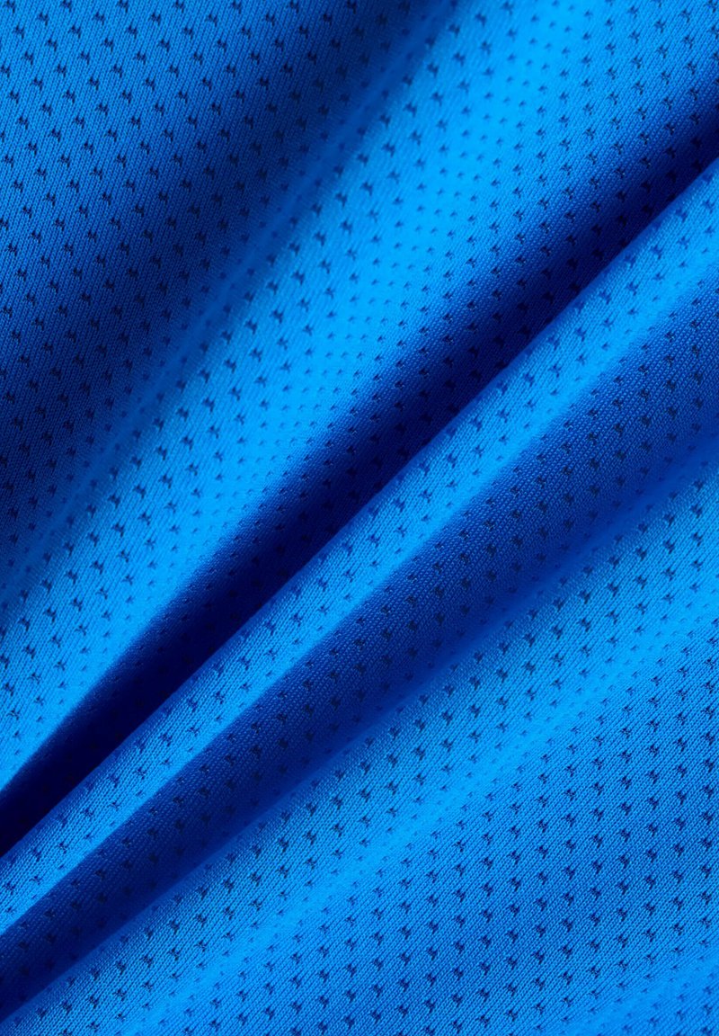 Tessuto a rete blu con una trama fine e traspirante caratterizzata da piccoli motivi a rombo. Il materiale appare liscio con una leggera lucentezza.