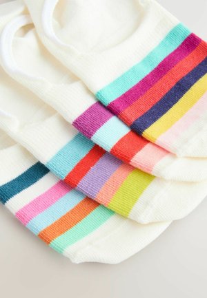Quatre paires de chaussettes de cheville blanches avec des motifs rayés colorés, présentant diverses couleurs vives telles que le turquoise, le rose, l'orange et le violet.