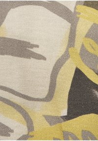 Audinys su abstrakčiu raštu, kuriame dominuoja beige, geltona ir tamsiai pilka spiralių kombinacijos. Lygus paviršius su subtiliu blizgesiu.