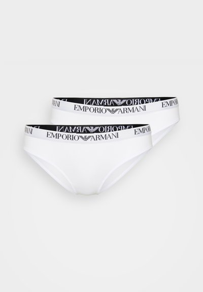 Fehér pamut alsónadrág fekete derékszíjjal, amelyen az Emporio Armani logó látható. Simaság, klasszikus szabás, bemutatva két darabot.