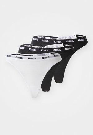 Trois paires de strings en coton : une blanche et deux noires. Chacune dispose d'une ceinture élastique de marque avec un motif de logo répétitif.