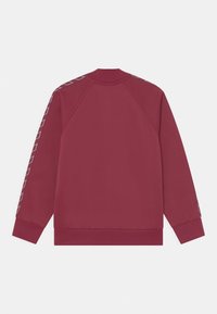 Bordeaux sweatshirt met een hoge kraag, raglanmouwen, geribde manchetten en logodetails langs de mouwen. Gladde stoftextuur.