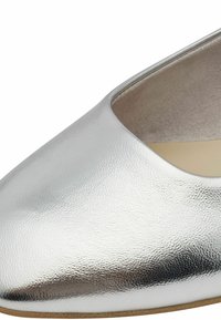 Stříbrné baleríny s hladkým, texturovaným metalickým povrchem, kulatou špičkou a neutrálním béžovým interiérem. Bez viditelného kování nebo ozdob.