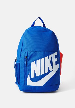 Sinine nailonist seljakott, millel on suur valge Nike'i logo, küljetasku oranži aktsendiga ja ülemine käepide kandmiseks.
