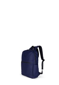 Navyblå ryggsäck tillverkad av slitstarkt tyg, har två fickor med dragkedja, vadderade axelremmar och en logotyp på framsidan.