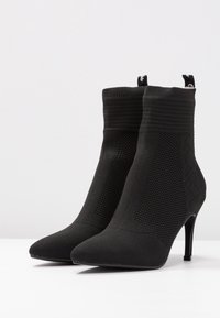 Buffalo Botines de tacón - black