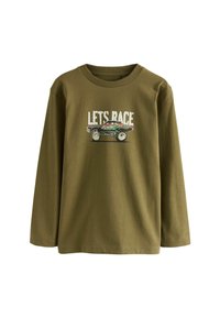 Olijfgroene langemouwen T-shirt van katoen, met een graphic design met de tekst "Laten we racen" en een afbeelding van een auto.