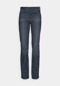 Jeans de denim azul oscuro con un diseño de pierna recta, que cuentan con bolsillos frontales, un cierre de botón y un acabado texturado sutil.