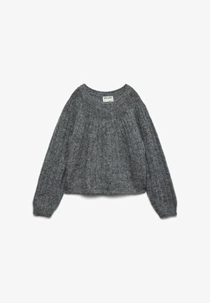 Grå stickad tröja med löst sittande, långärmade ärmar, rundad halsringning och ribbat mönster. Lappen läser "AWARE." Croppad längd.