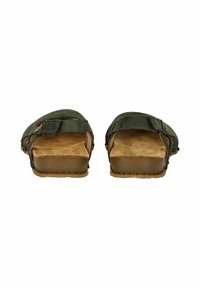 Zelené kožené skluzné sandály s texturovaným povrchem, nastavitelným páskem a korkovou stélkou. Podešev je hnědá a má mírný podpatek.