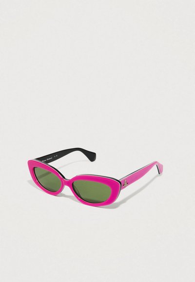 Kattenoog zonnebril met een gedurfde roze frame en groene lenzen. Heeft zwarte details op de pootjes en een klein logo accent.