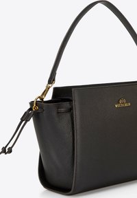 Zwarte leren handtas met een getextureerd oppervlak, voorzien van een gouden logo en een lange schouderband. De sluiting is open bovenaan met trekkoorddetails.