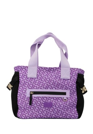 Borsa a tracolla viola con motivo e dettagli neri, dotata di manici robusti, una tasca frontale con zip e una finitura in tessuto testurizzato.