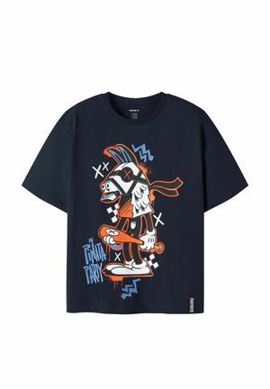 T-shirt noir avec une piñata dessin animé colorée tenant une batte, décorée de croix, de zigzags et avec le texte « Piñata Party » en lettres bleues.