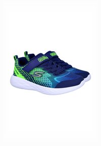 Zapatillas Skechers en azul y verde con parte superior de malla, suela blanca, un patrón texturizado y correa ajustable. Presenta un detalle del logotipo en el lateral.