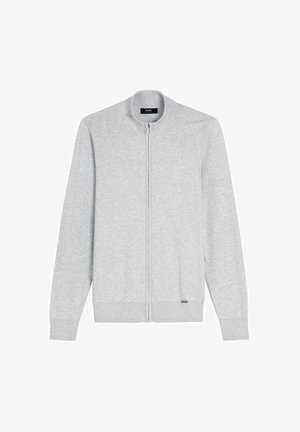 Jasnoszary, długi sweter na zamek z długim rękawem, z prążkowanym kołnierzem, mankietami i dołem, prezentowany na białym tle.